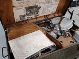 une vieille boîte en bois contenant des papiers et d'autres objets