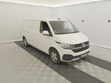 La camionnette blanche est garée dans une pièce propre dont le sol est recouvert d'un revêtement à carreaux.