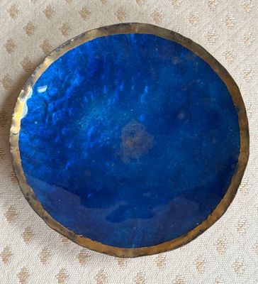 une photo en gros plan d'une assiette bleue posée sur une table