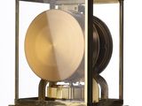 une horloge exposée dans une vitrine