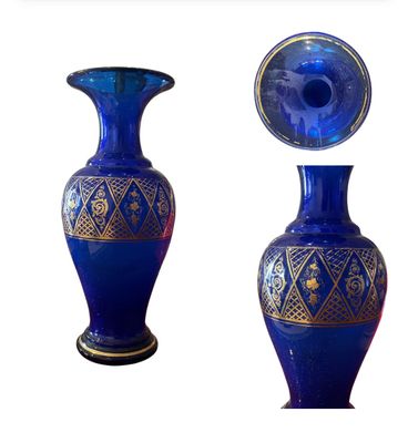 deux vases bleus placés l'un à côté de l'autre