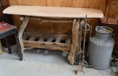 une table en bois qui se trouve dans une pièce