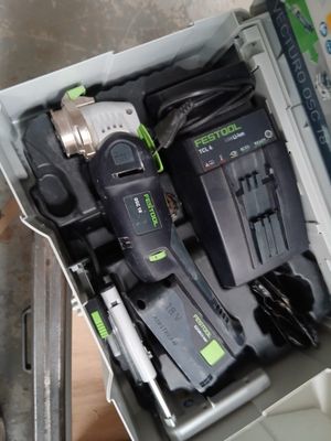 une boîte contenant des outils posée sur le sol