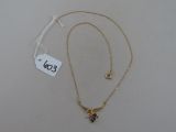 collier plaqué or avec une breloque en forme de papillon sur une chaîne en or