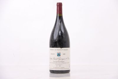 une bouteille de vin posée sur une table