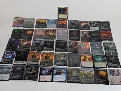 de nombreux jeux de cartes posés sur la table, prêts à être joués
