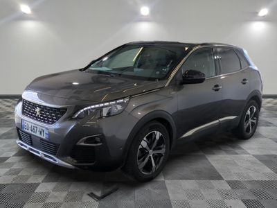 la voiture grise est garée dans le garage sur un sol en damier