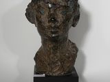 buste en bronze représentant un jeune homme, posé sur un socle noir