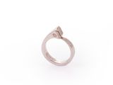 Gros plan sur une bague en argent ornée d'un diamant