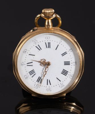 une montre de poche en or avec des chiffres romains sur le cadran