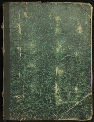 un vieux livre posé sur une surface noire