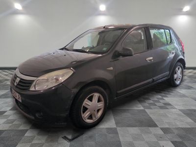la photo d'une voiture noire garée dans un garage