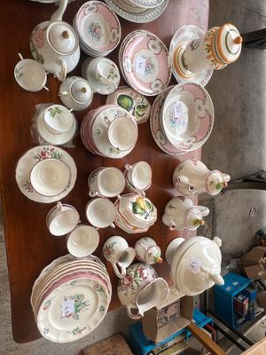 de nombreuses assiettes et tasses accrochées au mur