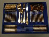 un plateau bleu contenant des couverts, posé sur une table