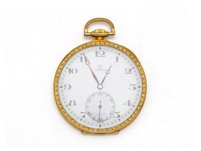 gros plan d'une montre de poche en or sur fond blanc