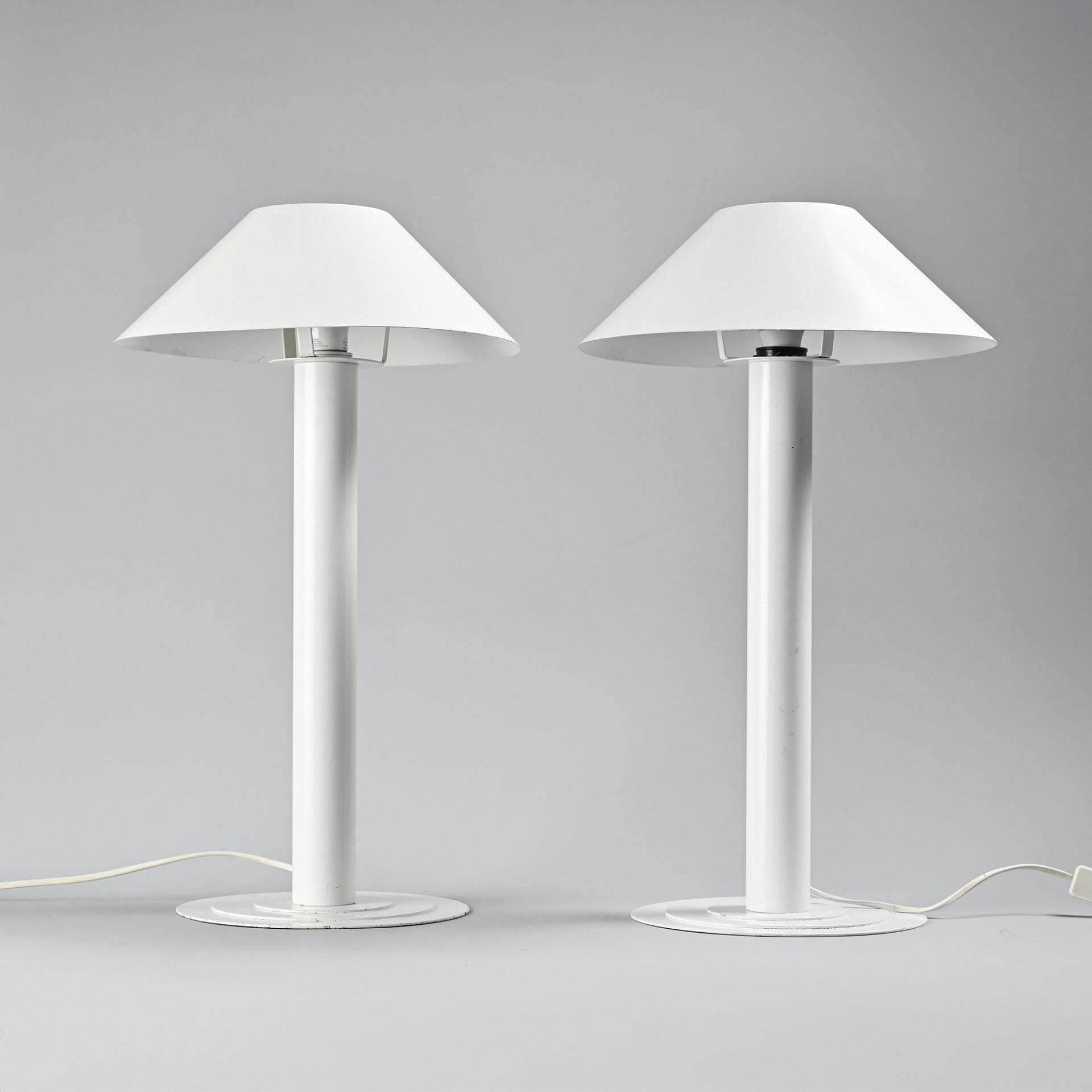 Bent KARLBY (1912-1998) Paire de lampes en métal laqué blanc à base circulaire d'où s'élève un fût cylindrique receva...