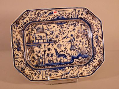 Plat octogonal en faïence à décor en camaïeu bleu figurant u…
