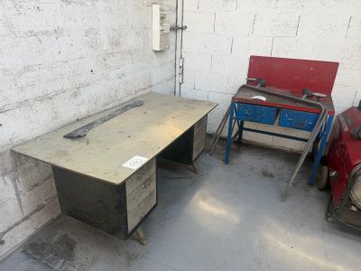 deux bureaux et une chaise dans une pièce