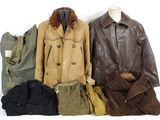 trois vestes et deux pantalons sur un présentoir pour mannequin
