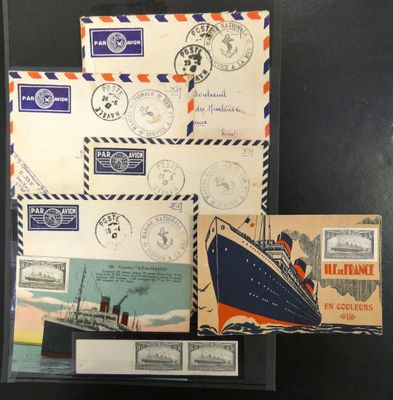 une vitrine sur laquelle sont exposés de nombreux timbres