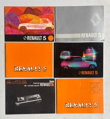 quatre brochures différentes, de couleurs et de designs variés, sur un fond blanc