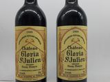 deux bouteilles de vin posées l'une à côté de l'autre sur une table