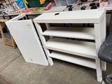 une chaise qui se trouve devant une table