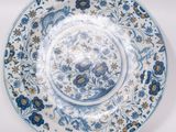 l'image d'une assiette bleue et blanche ornée de fleurs