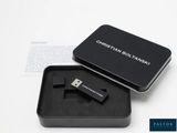 une boîte noire contenant une clé USB