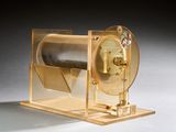 une horloge en or posée sur un socle en bois