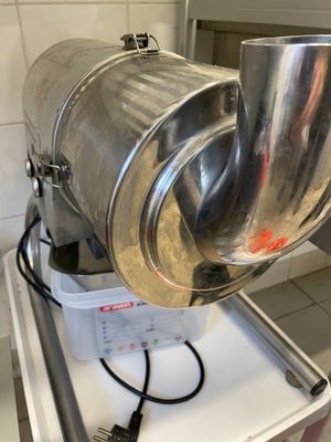 une grande machine en métal posée sur un comptoir