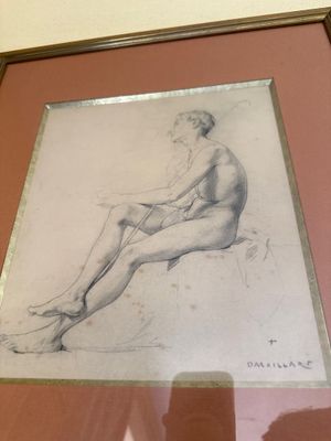 une image représentant le dessin d'une femme assise sur une chaise