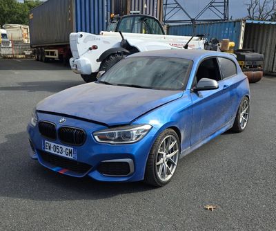 une voiture bleue garée dans un parking