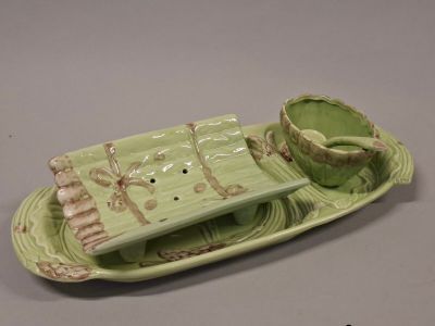 une assiette verte sur laquelle sont posées une tasse et une soucoupe