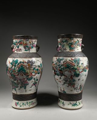 paire de vases chinois avec des fleurs et des oiseaux peints dessus