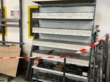 une pièce avec plusieurs étagères et tout un tas de cartons