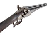 un vieux fusil avec une poignée en bois sur fond blanc