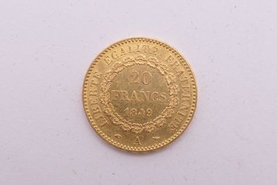 gros plan d'une pièce d'or sur une surface blanche