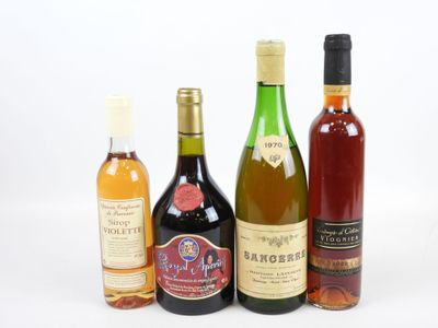 trois bouteilles de vin sont alignées sur une surface blanche