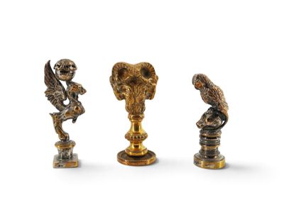 trois figurines d'animaux en bronze posées sur des socles, sur une surface blanche