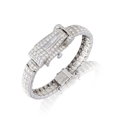 gros plan d'un bracelet en diamant sur fond blanc