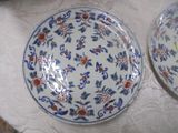 deux assiettes posées sur une table