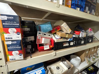 de nombreuses boîtes et colis sur les rayons du magasin