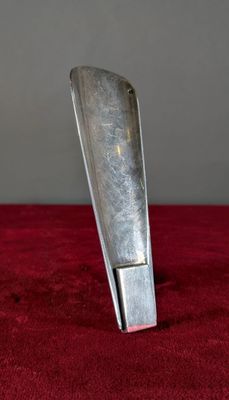 un couteau posé sur une surface rouge