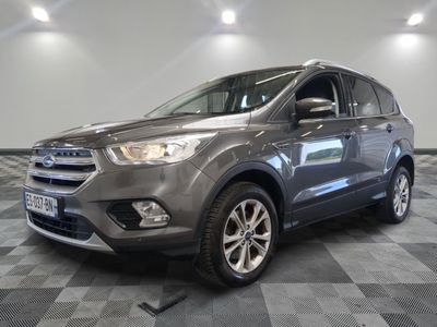 La Ford Kuga est garée sur un sol à damier
