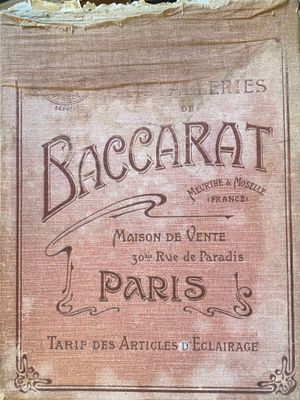 un vieux livre sur lequel figure l'image d'un bagcarat
