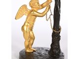 une image représentant une statue d'ange avec une chaîne autour du cou