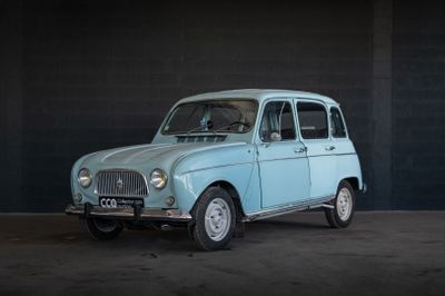 une petite voiture bleue garée dans un garage