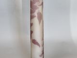 un vase en verre orné d'un motif rose et blanc