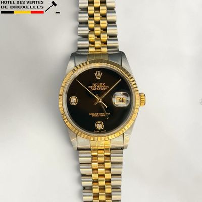 une image représentant une montre en or et en argent avec un cadran noir